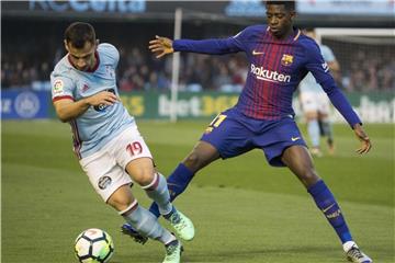 Vigos Jonny Otto (l) wird von Barca-Torschütze Ousmane Dembélé bedrängt. Foto: Lalo R. Villar