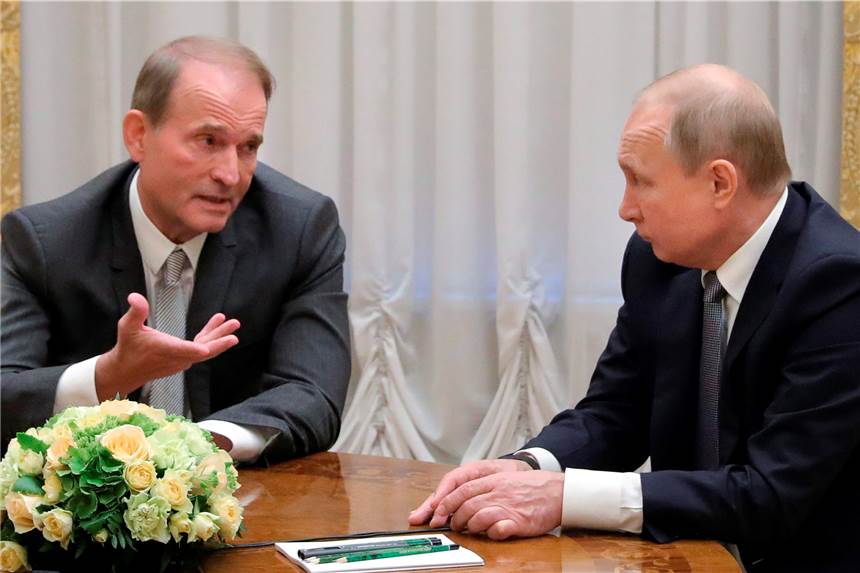 Putin-Freund festgenommen: Wer ist Wiktor Medwedtschuk? Viktor Medwedtschuk, prorussischer Politiker der Ukraine (l) und Oligarch, spricht mit Wladimir Putin, Präsident von Russland.