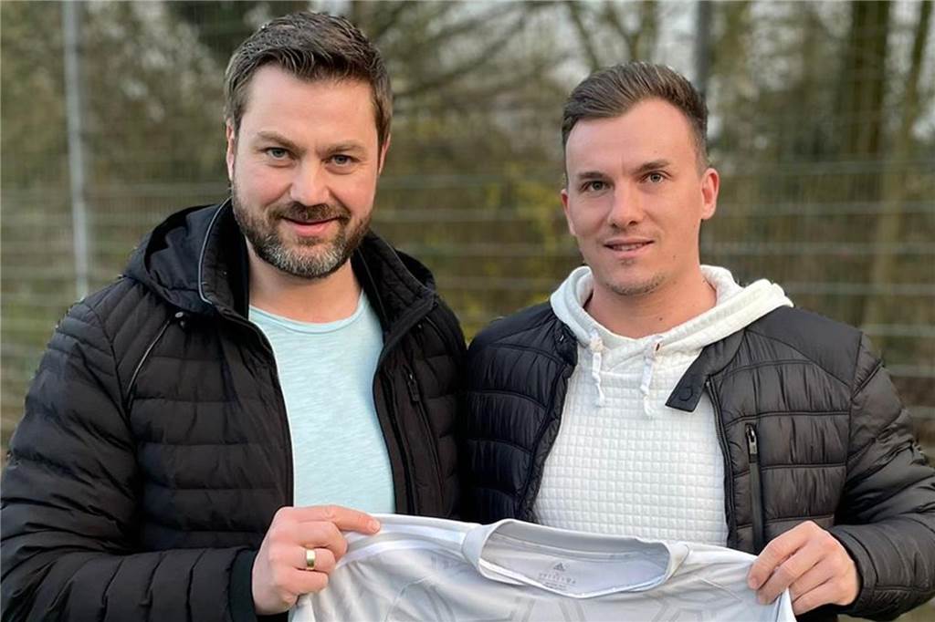 Viktor Pusch (l.) trainiert den SV Körne.