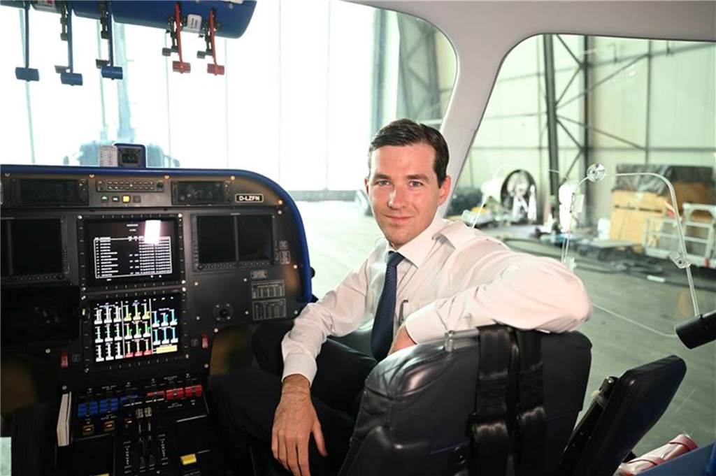 Zeppelin-Flüge ab 2024 über Bochum und Duisburg buchbar: Wie wird man Zeppelin-Pilot? Viktor Schacht sitzt in der Gondel des Zeppelin NT (Neue Technologie).