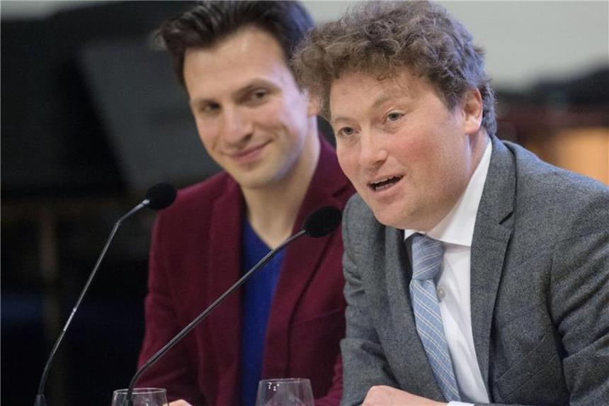 Schoners erste Spielzeit von „Lohengrin“ bis „Mefistofele“ Viktor Schoner, designierter Intendant der Staatsoper Stuttgart (r), und Cornelius Meister, designierter Generalmusikdirektor, stellen ihre Pläne für die Spielzeit 2018/2019 vor. Foto: Marijan Murat