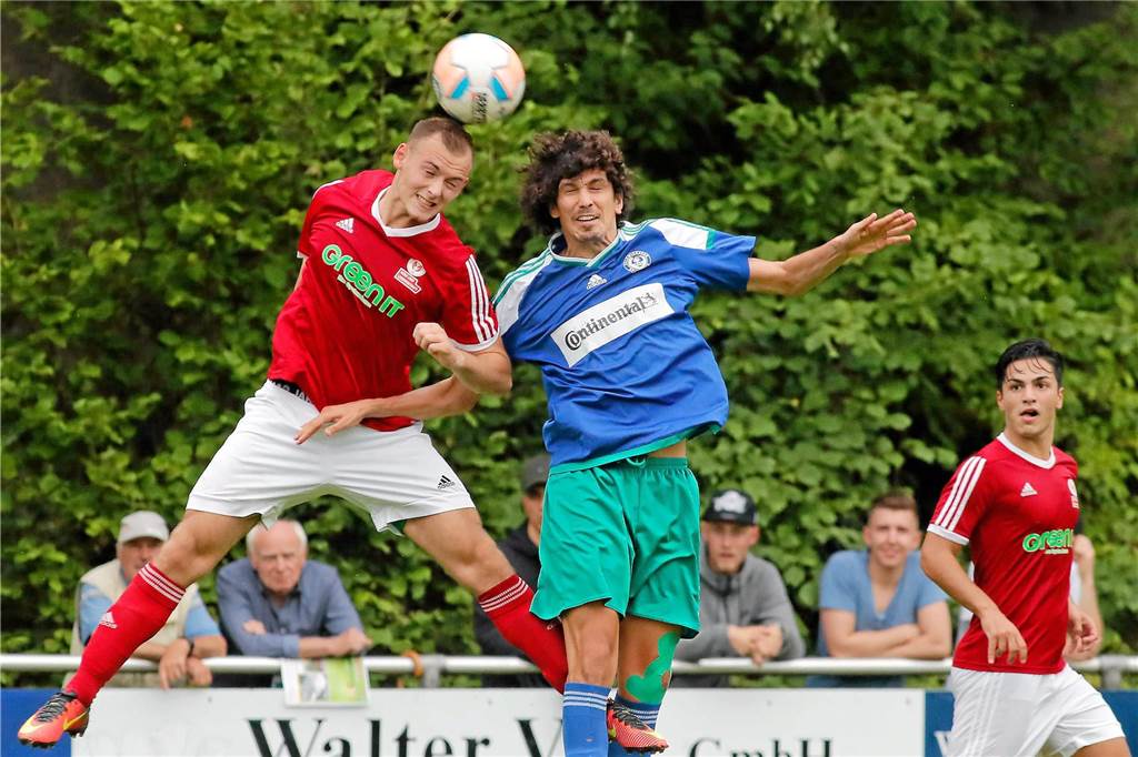 Dortmunder Löwen verstärken sich doppelt: Neuzugänge für den Aufstiegskampf Viktor Schumacher im Kopfballduell.