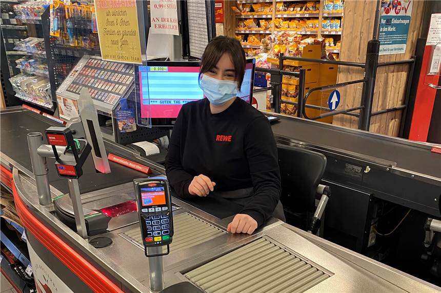 Klopapier-Boom, Stress und kleine Geschenke: Wie eine Kassiererin Corona erlebt Vildan Yildirim arbeitet als Kassiererin bei REWE Sanecki an der Möllerbrücke.