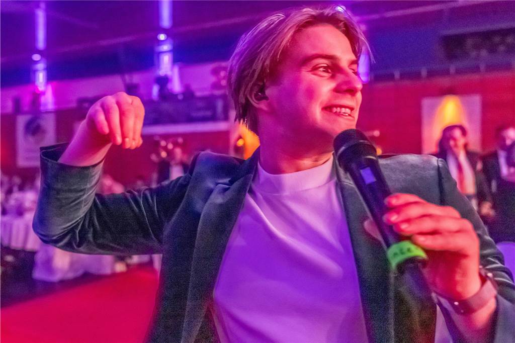 35 Jahre Solidarfonds NRW: Awards für BVB, Markus Krebs und Thomas Hagedorn Vincent Gross: Der Schlagersänger gewann bei der Solidarfonds-Gala erst einen Award. Nach Mitternacht sang er dann für die Gäste in der Europahalle.