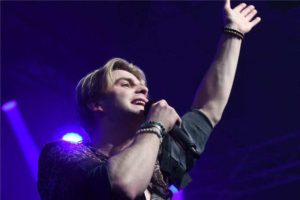 Vincent Gross und die Fans: Bei der Solidarfonds-Schlagerparty gelang es auch der jungen Riege der Künstler am früheren Abend schon, die Stimmung anzuheizen.
