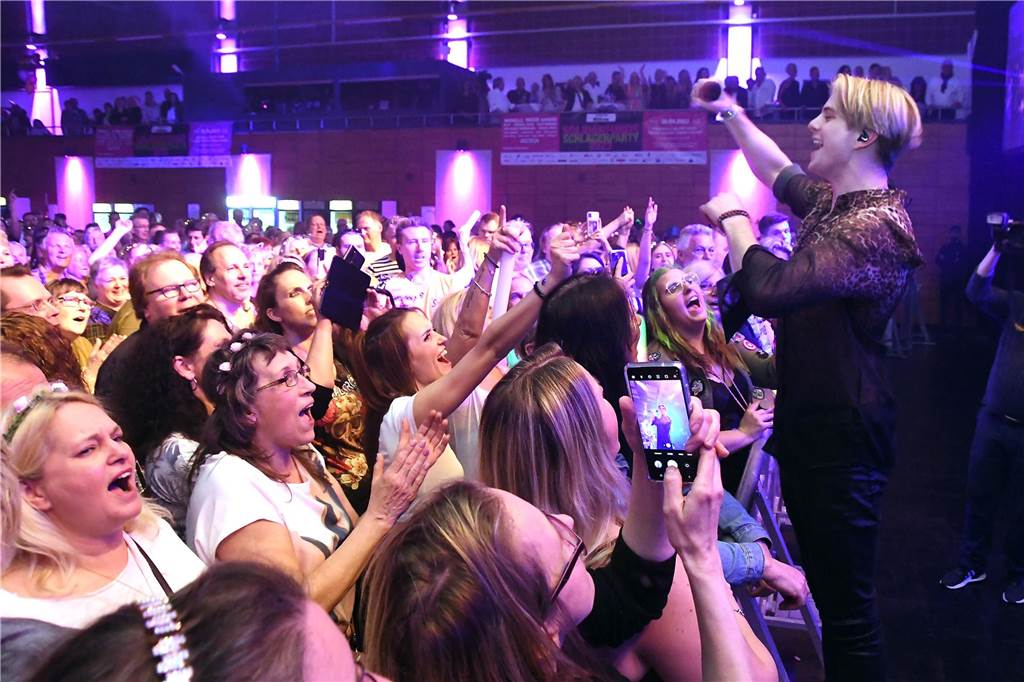 Vincent Gross und die Fans: Bei der Solidarfonds-Schlagerparty gelang es auch der jungen Riege der Künstler am früheren Abend schon, die Stimmung anzuheizen.
