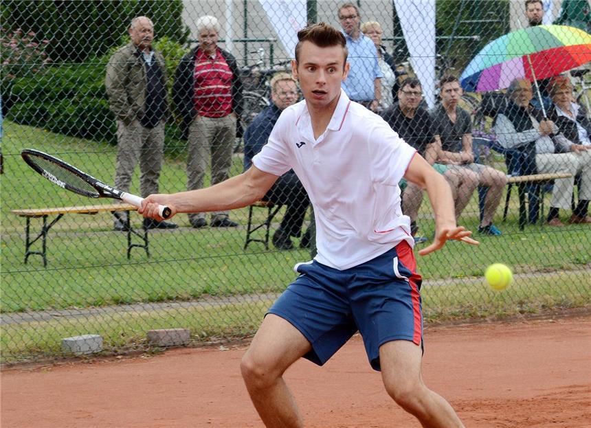 So lief das Bundesliga-Debüt des Dorstener TC Vincent Jänsch-Müller spielte bärenstark und rang seinen Kontrahenten im Einzel mit 7:6, 2:6 und 10:8 nieder.