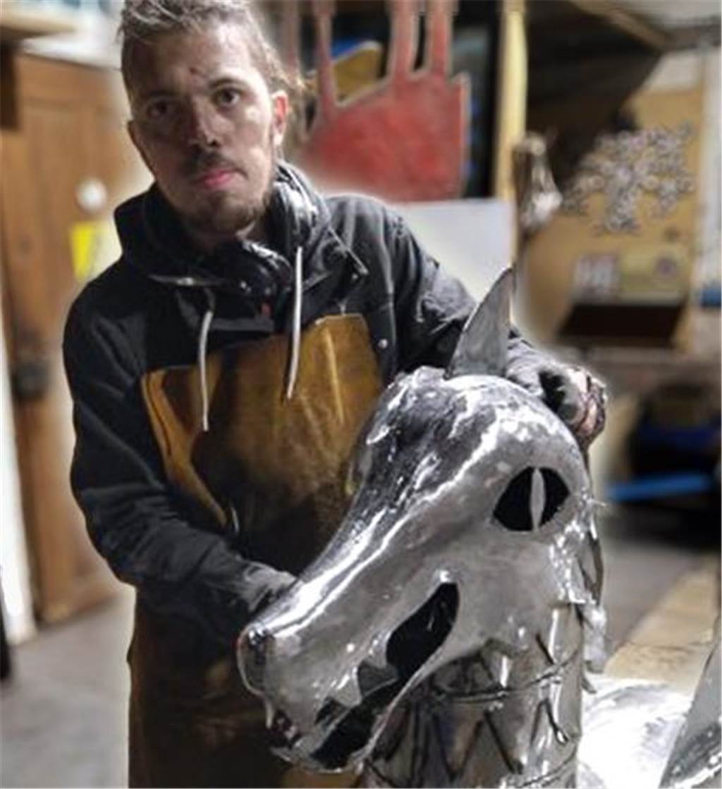 Fabelwesen, Papierkunst und schön gemalte Welten in „franz*“-Galerie Vincent Zagon steuert Metall-Skulpturen zu der Ausstellung bei.