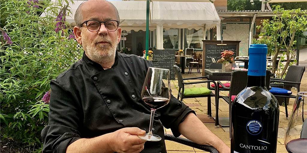 Ungewöhnlich: Dieser Edel-Italiener lädt auf einen Campingplatz ein Vincenzo Errico, besser bekannt als "Enzo", Patron des wohl lässigsten Edel-Italieners des Ruhrgebiets.
