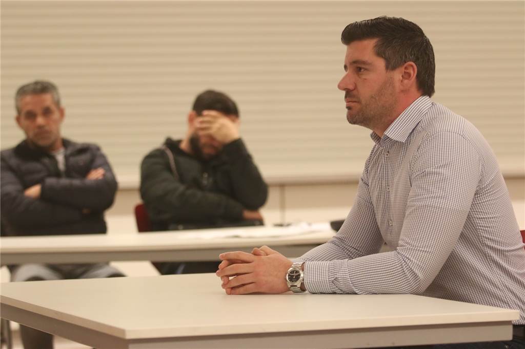Bewusstlos geprügelt - Zeugenaussagen zur Massenschlägerei in Vinnum vor dem Sportgericht Vinnums Geschäftsführer Michael Asemann (r.) sagte vor dem Sportgericht aus. Herta-Vorstand Ahmad Omayrat (l.) und Ziad Omayrat verfolgen seine Aussage.