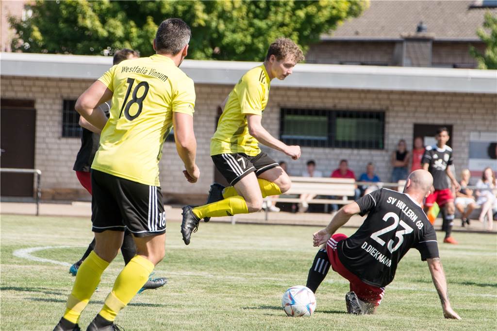 Vinnumer verletzt sich im Pokal gegen Hullern - sein Ersatz wird zum Matchwinner Vinnums Moritz Wendel (M.) im Zweikampf mit Hullerns Daniel Diekmann (r.), der sich am Ende mit seinem Team der Westfalia geschlagen geben musste.