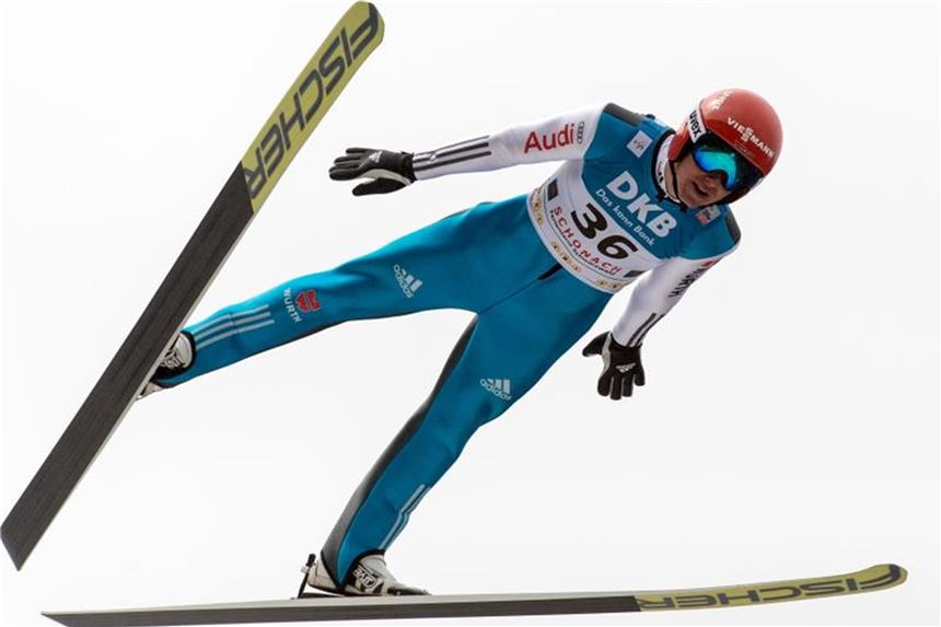 Kombinierer vergeben Sieg in Val di Fiemme Vinzenz Geiger beim Springen. Foto: Patrick Seeger