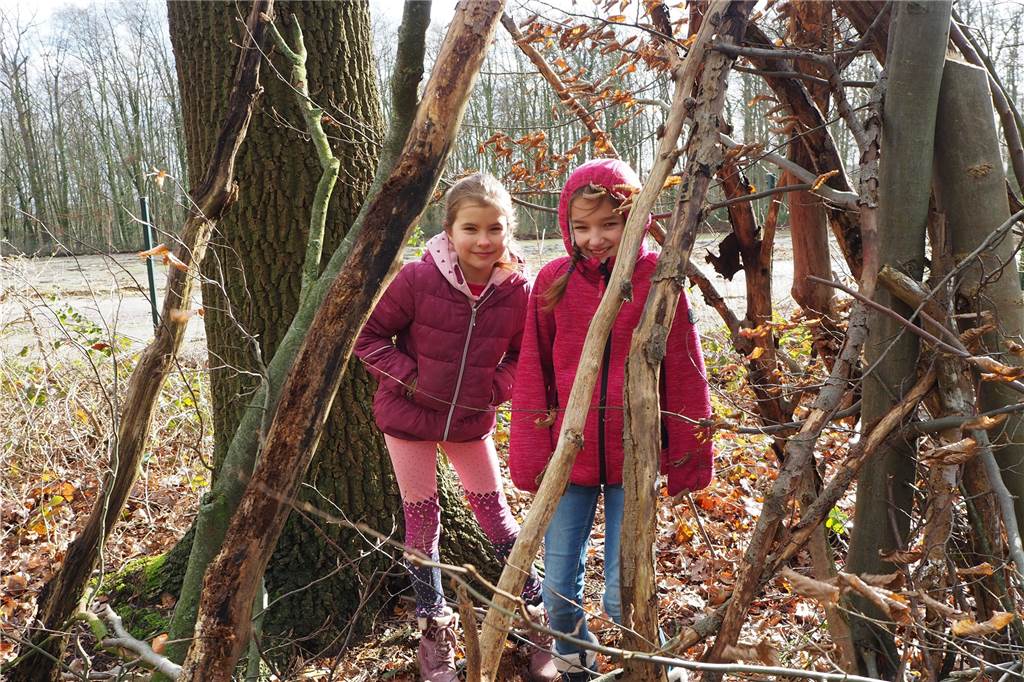 Anwohner am Zechenbusch machen sich um ihr Wäldchen Sorgen Viola (9 Jahre) und Jula (10 Jahre) spielen oft in ihrem Wäldchen und haben dort auch schon ihr eigenes Tipi gebaut.