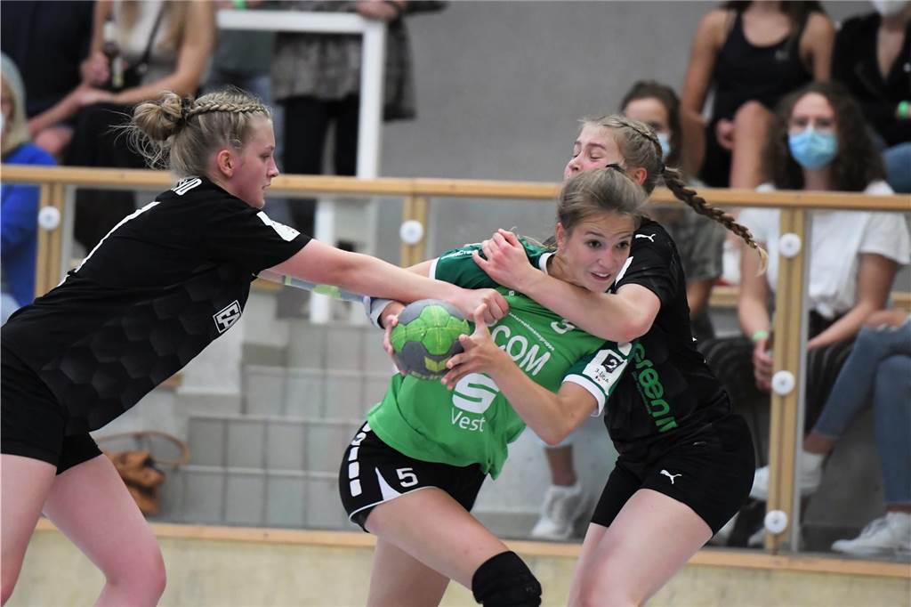 Rückkehr aus Recklinghausen: HSC Haltern-Sythen verstärkt sich und startet verspätet in die Saison Viola Klüsener (M.) wurde im Sommer bei der PSV Recklinghausen verabschiedet. Von nun an spielt sie, wenn sie Zeit hat, beim HSC Haltern-Sythen.