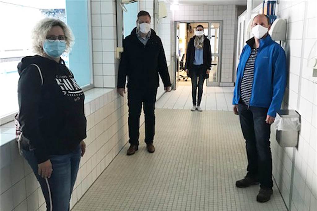 Hallenbad in Herbern öffnet am Freitag wieder seine Türen Viola Stasch, Thomas Stohldreier, Jacqueline Delsmann und Markus Nölkenbockhoff (v.l.) besprachen die Corona-Schutzmaßnahmen für das Hallenbad Herbern. Die Föne im engen Flur können aufgrund der Abstandsregel derzeit nicht genutzt werden.