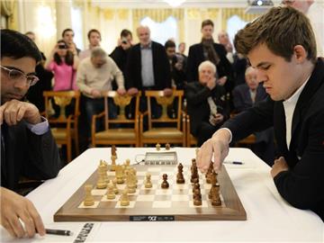 Viswanathan Anand (l) fand gegen Magnus Carlsen kein Gewinnweg. Foto: Steffen Schmidt