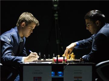 Viswanathan Anand (r) besiegte Magnus Carlsen im dritten Spiel. Foto: Yevgeny Reutov