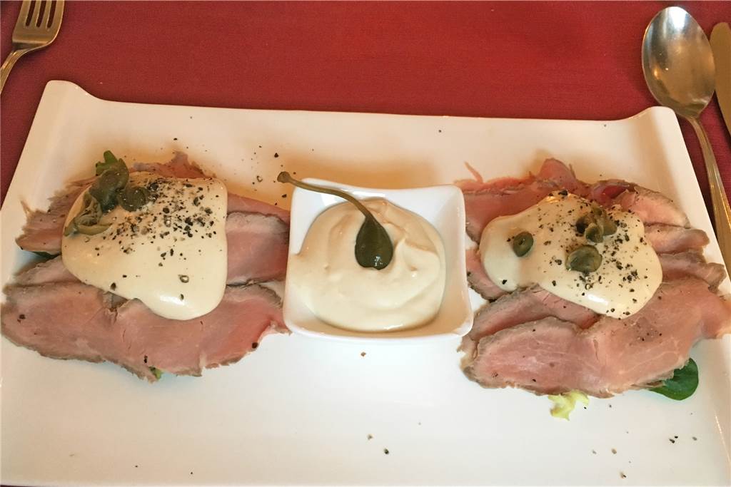 Im Restaurant da Fabio werden in netter Atmosphäre Klassiker ungewöhnlich in Szene gesetzt Vitello tonnato – ein Klassiker der italienischen Vorspeise einmal anders angerichtet.