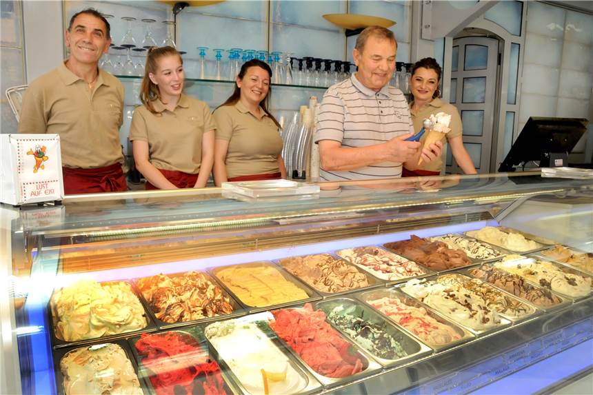 Eiscafé Mattiuzzi am Schwerter Bahnhof wieder offen - Rosa Schokoeis und 41 andere Sorten Vittorio Reale (2.v.r.) und sein Team verwöhnen ihre Gäste im Eiscafé Mattiuzzi mit 42 verschiedenen Eissorten. Es gibt aber auch Frühstücksangebote, Crêpes, Toast und Waffeln.
