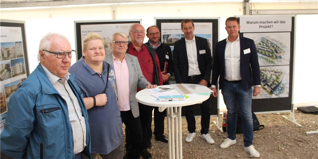 Dortmunder Siedlung: Vivawest möchte wütende Mieter mit Infomarkt beruhigen Vivawest-Projektleiter Dr. Maurizius Lindemann (r.) und Carsten Gröning (2.v.r.), Leiter der Vivawest- Kundenzentrums Westfalen beantworteten die Fragen der Lokalpolitiker und der betroffenen Anwohner.