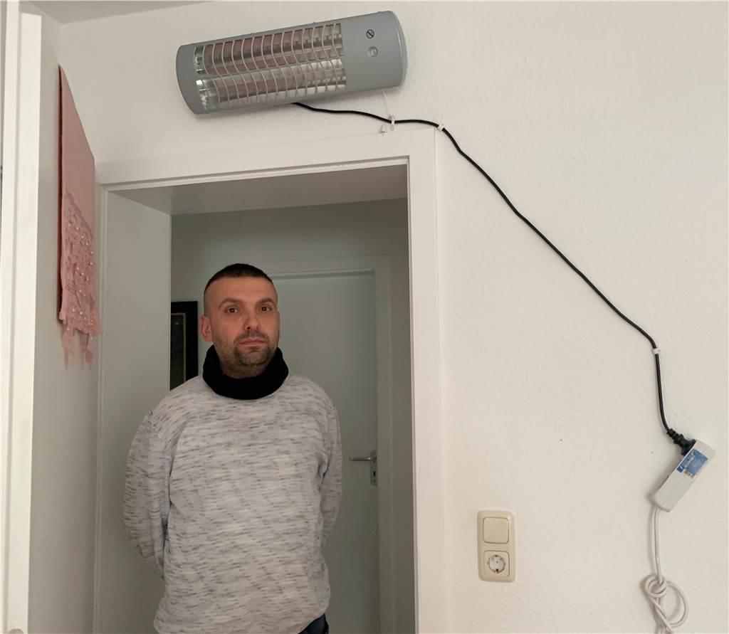 Huckarder Familie ohne Heizung: „Habe seit acht Tagen nicht geduscht“ Hüseyin Kocadağ steht im Türrahmen seiner Wohnung. Über der Tür ist ein elektrisch betriebener Heizlüfter angebracht.