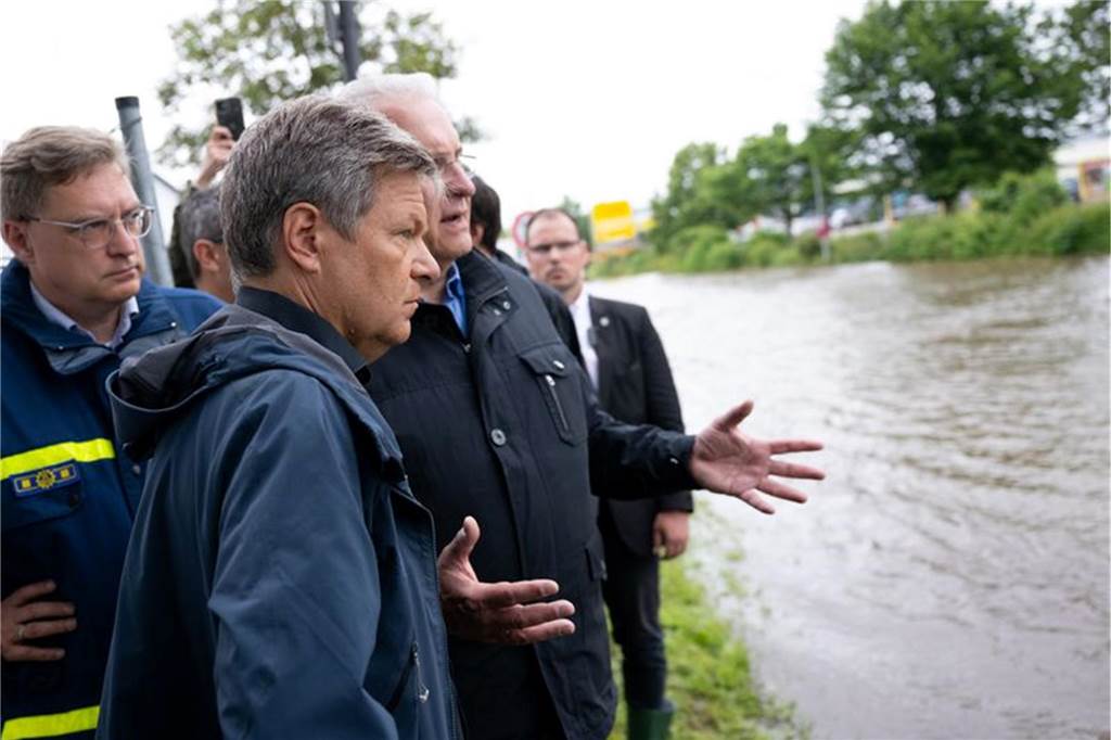 Hochwasser im Süden steigt: Warnung vor heftigen Überschwemmungen Vizekanzler Robert Habeck und der bayerische Innenminister Joachim Herrmann in Reichertshofen im Landkreis Pfaffenhofen an der Ilm.