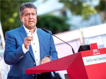 Vizekanzler und Außenminister Sigmar Gabriel spricht während eines Wahlkampfauftrittes in Salzgitter. Foto: Hauke-Christian Dittrich