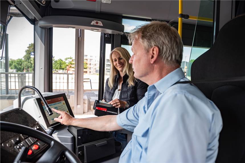 Monatsticket für 9 Euro: Das sagt die VKU zum Start im Kreis Unna VKU-Busfahrer mit Kundin: Wann kommt das 9-Euro-Monatsticket im Kreis Unna?