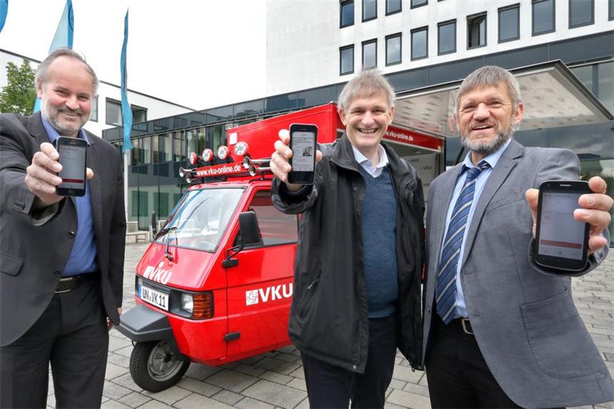 App soll das Busfahren im Kreis einfacher machen VKU-Geschäftsführer André Pieperjohanns, Landrat Michael Makiolla und VKU-Verkehrsmanager Andreas Feld (v.l.) probierten die neue App ?Bus-Navi? gestern schon aus.