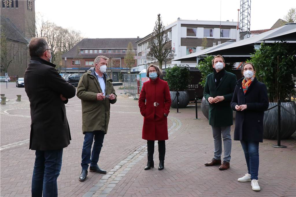 Stadt Vreden bekommt Förderung für geplantes Heimatprojekt v.l.: Citymanager Jörg Lenhard, Joachim Hartmann (Fachbereichsleiter Stadtentwicklung), Bürgermeister Tom Tenostendarp, Ministerin Ina Scharrenbach, Landtagsabgeordnete Heike Wermer bei ihrem Rundgang durch die Stadt Vreden.