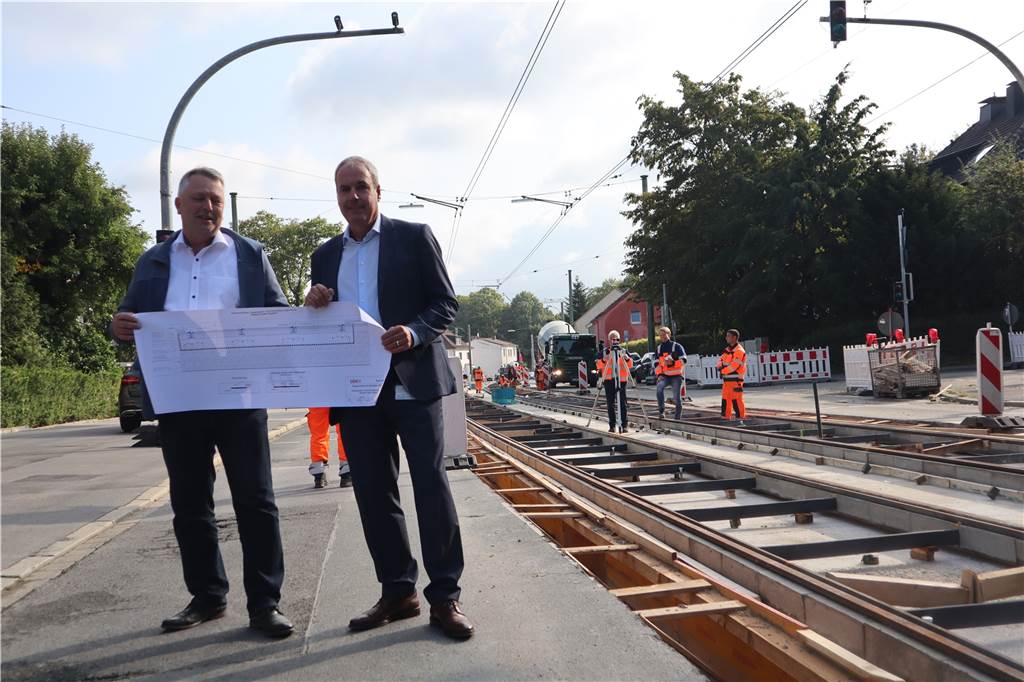 Nach Gleisausbau sollen am Hellweg die Kaffeetassen im Schrank nicht mehr klirren (V.l.) Diethard Wippermann (Leiter Verkehrsinfrastruktur - Fahrweg) und Ralf Habbes (Betriebsleiter und Leiter Technik) erläuterten vor Ort an der Wambeler Baustelle die Planung für die Gleiserneuerung mit einem Masse-Feder-System.