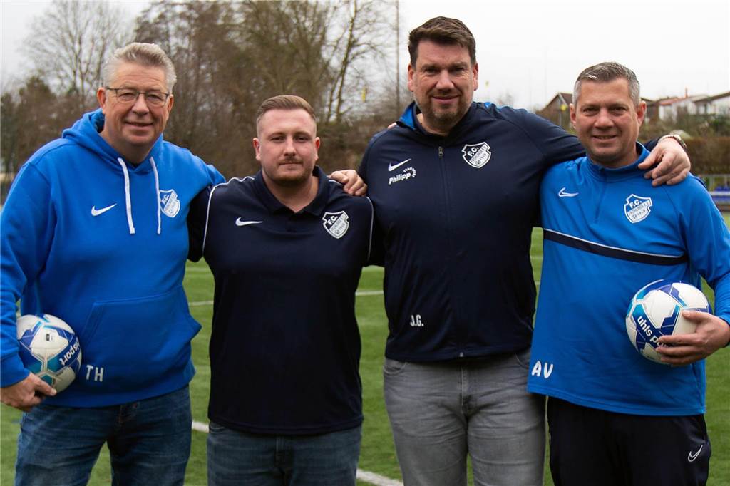 Schlusslicht FC Frohlinde hat einen neuen Trainer: Coach aus Herten soll „Ruder herumreißen“ (v.l.) Frohlindes neuer Vorsitzender Thomas Hoffmann begrüßte an der Brandheide seinen neuen Cheftrainer Sven Berger zusammen mit den beiden Sportlichen Leitern Jens Gardemann und Andreas Vedral.