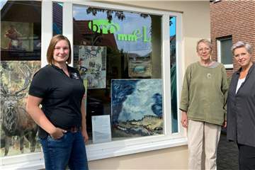 V.l.: Janine Vorholt (Fotografin), Marie-Luise Stötzel (Künstlergruppe dasselbe anders) und Diana Brömmel (Inhaberin Friseursalon Brömmel) wollen einer Unternehmerin oder einem Unternehmer im von der Unwetterkatastrophe besonders betroffenen Ahrtal helfen.