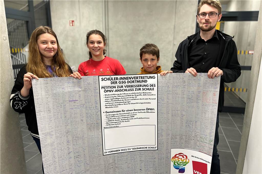 GSG-Schüler wünschen sich mehr Kapazität auf Buslinien: DSW21 erklärt Verzögerungen v.l. Johanna-Sophie König, Nina-Marie Riedesel, Maximilian Herbst und Lukas Wiens mit der Petition, die die Schülervertretung im Januar an DWS21 übergeben hat.