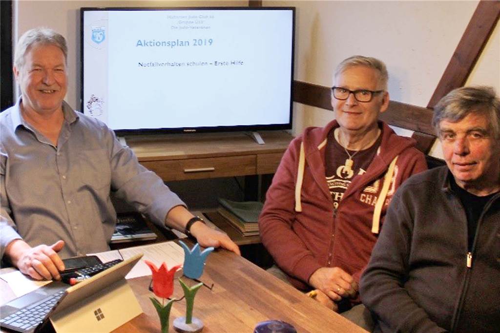 Acht Minuten zwischen Leben und Tod: Hans Gondzik erleidet beim Training Herzstillstand (v.l.) Jürgen Chmielek, Dieter Drees und Gerd Neuberth bereiteten den Aktionstag vor. Auch Hans Gondzik (nicht auf dem Foto) war an den Planungen beteiligt.
