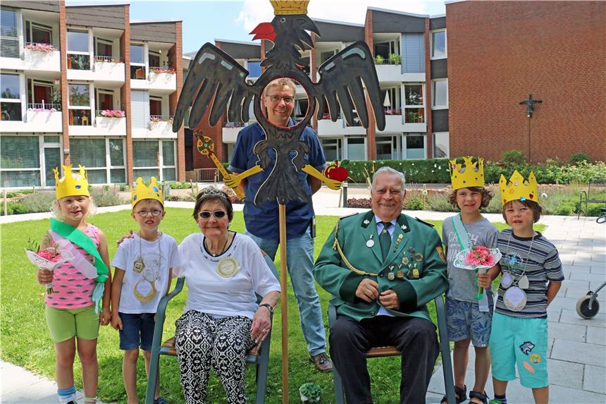 Kindervogelschießen, Popcorn, Basteln und vieles mehr mit Senioren beim Kinderschützenfest (v.l.) Kinderkönigin Charlotte (6), Kinderkönig Henrik (6), Seniorenkönigin Hildegard Günther (90), Schützenkönig Nordick: Walter Daldrup (50), Seniorenkönig Siegfried Schüttpelz (86), Kinderkönige Maxi (4) und Lennart (5) feiern zusammen im Seniorenheim St. Katharina ihr Glück.