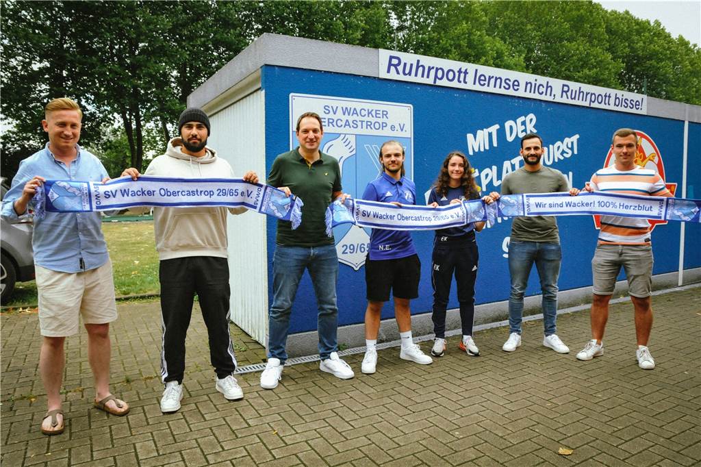 Wacker Obercastrop hat noch acht Neue - einer hat die Regionalliga und Oberliga als Heimat (v.l.) Martin Janicki mit den Wacker-Schiedsrichtern Muhammed Kirac, David Hennig, Niclas Erbach, Eleana Katsika, Meik Jahr und Kevin Biletzke. Es fehlen: André Wiegold, Kevin Schmidt und Enes Uzuntas.