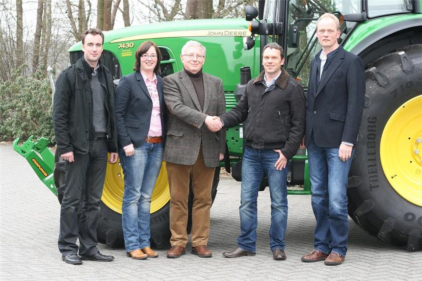 Landhandel Drees wird übernommen - Standort bleibt v.l. Philipp Bock, Henrika Werlemann-Greving, Josef Greving, Matthias Drees und Michael Werlemann.