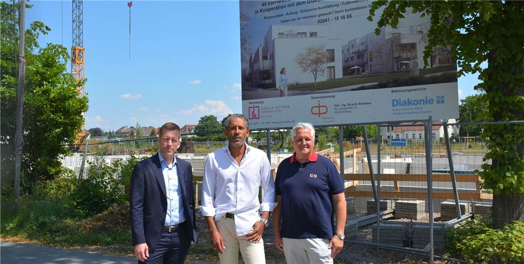 Neubau-Projekt: 44 hochwertige Mietwohnungen für Senioren in Dorsten Drei Männer vor Bauschild.