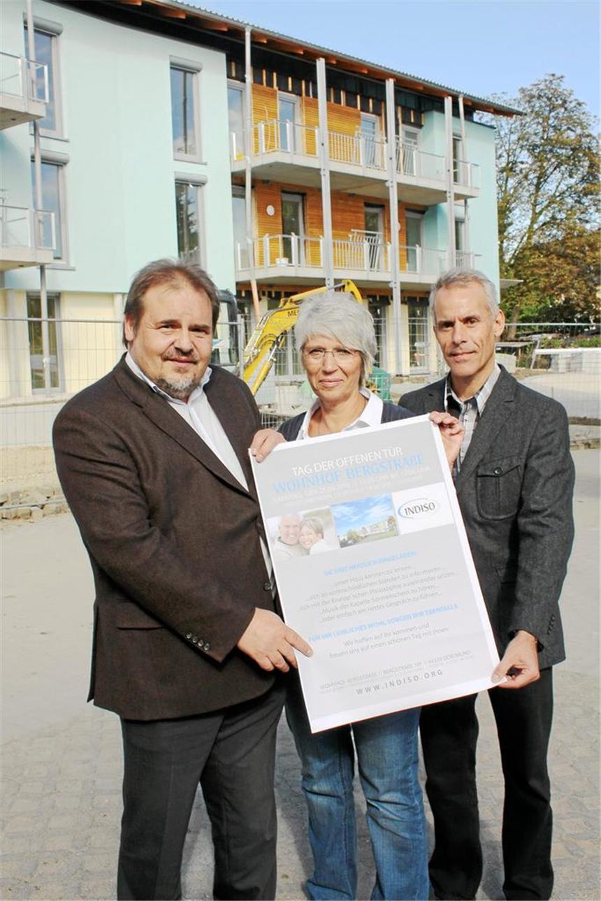 Dogewo investiert 5,5 Mio. Euro (v.l.) Siegfried Gebur (Indiso), Monika Mühle (Hausleitung) und Armin Nedden (Dogewo) vor dem behindertengerechten neuen Haus im Wohnhof Bergstraße.