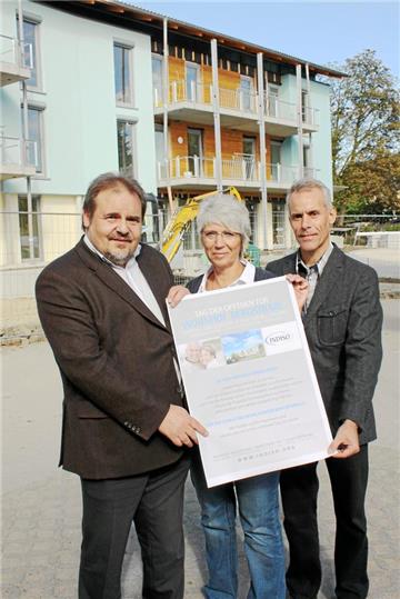 (v.l.) Siegfried Gebur (Indiso), Monika Mühle (Hausleitung) und Armin Nedden (Dogewo) vor dem behindertengerechten neuen Haus im Wohnhof Bergstraße.
