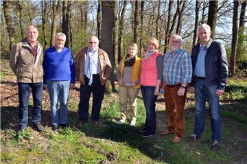 (v.l.): Theo Franzbach, Hubert Steinweg (beide Heimatverein Nienborg), Karl-Heinz Latussek (Heimat- und Schützenverein St. Ludgerus Heek, Leiter der Heimatvereinsgruppe), Hedwig Wenke, Eva Küper (Aktionsgemeinschaft Nienborg des Deutschen Aussätzigen Hilfswerkes), Fritz Meister (Heimatverein Nienborg), Ralf Münstermann (Vorsitzender des Heimat- und Schützenvereins St. Ludgerus Heek).
