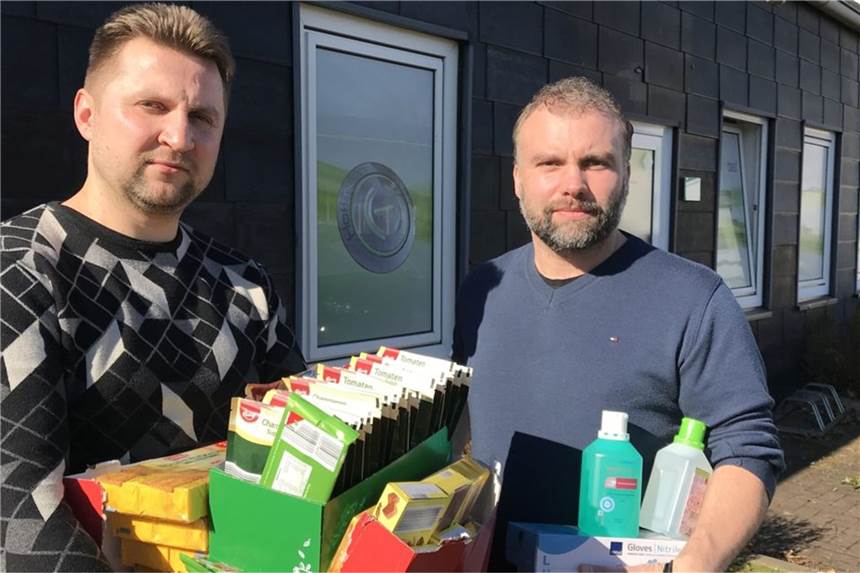 Hier können Sie in Dorsten und Umgebung für die Ukraine spenden Vladislav Sokolowski (links im Bild) und sein Chef Andreas Hoffmann mit einem Teil der Spenden für die Ukraine, die bereits am ersten Tag der Aktion am Elektroinstallationsbetrieb Hoffmann an der Marienstraße 18p abgegeben wurden.