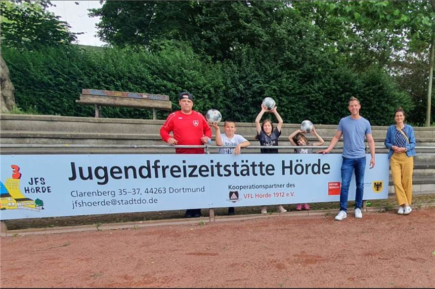 Erfolgsmodell: Fußballverein und Jugendfreizeitstätte arbeiten zusammen V.l.n.r.: Daniel Bartsch (VfL Hörde) und seine drei Kinder, Thilo Sperlich (Jugendamt Dortmund; JFS Hörde), Tania Heidbreder (Jugendamt Dortmund; Fachreferentin des Stadtbezirks Hörde).