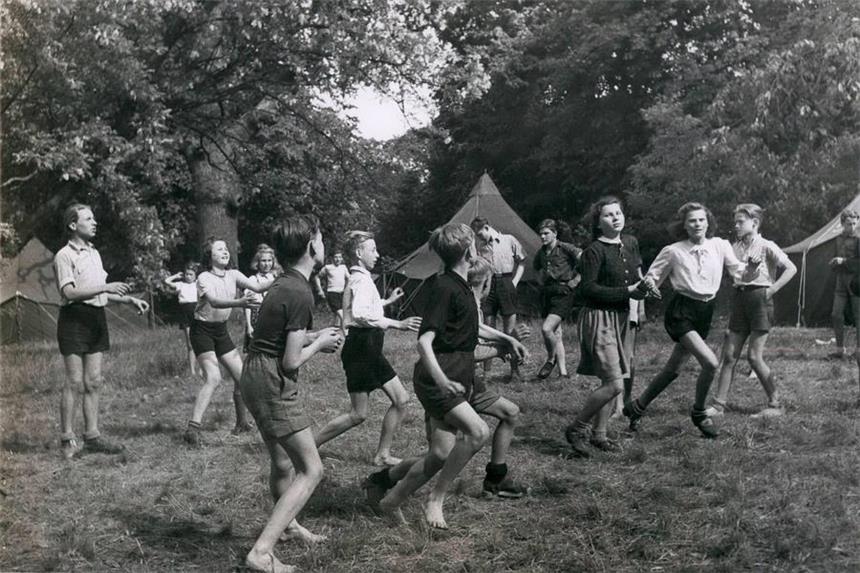 Völkerball und "Wer hat Angst vorm schwarzen Mann?" Völkerball haben Mädchen und Jungen zusammen gespielt.