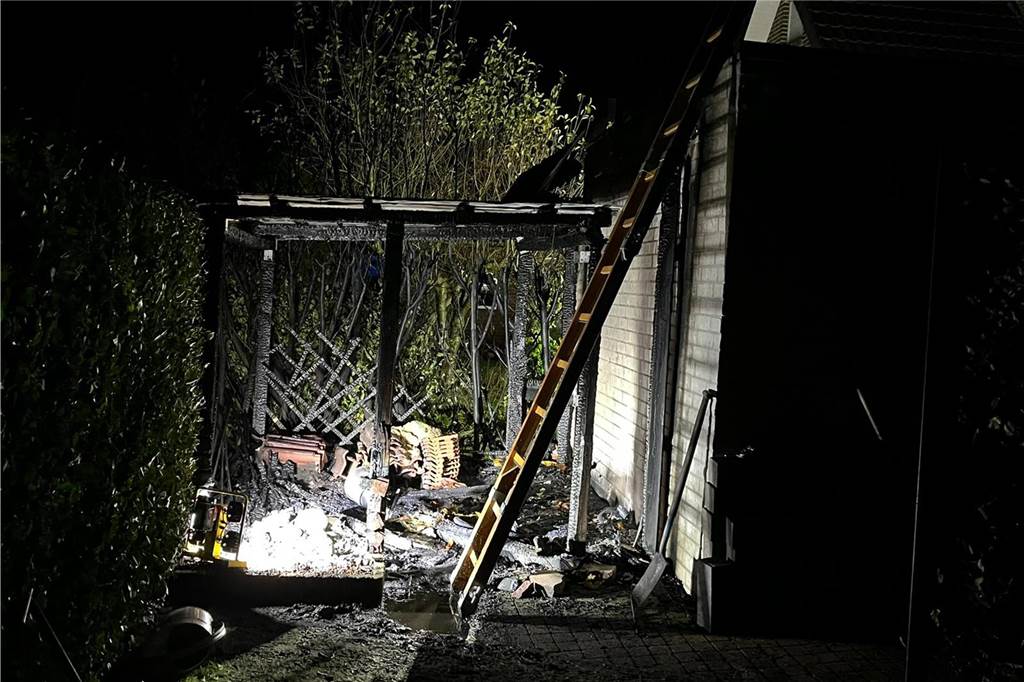 Feuerwehr löscht brennende Gartenhütte: Besitzer entdecken Brand selbst Ausgebrannte Holzhütte