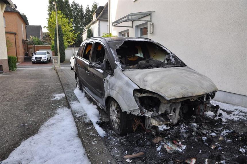 Viel Arbeit für die Feuerwehr in Lünen Völlig ausgebrannt: Dieser Opel in der Hedwigstraße fing gegen drei Uhr nachts Feuer.