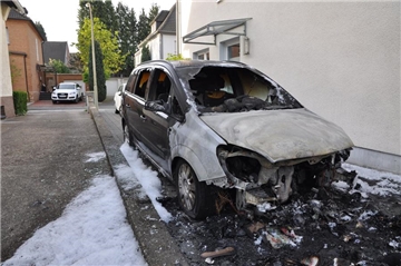 Völlig ausgebrannt: Dieser Opel in der Hedwigstraße fing gegen drei Uhr nachts Feuer.