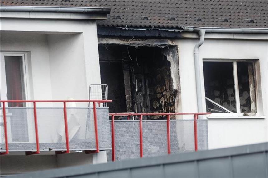 Psychisch Kranker zündet drei Behördenmitarbeiter an Völlig ausgebrannt: In dieser Wohnung im Hamburger Stadtteil Eißendorf griff der Mann drei Behördenmitarbeiter mit einem Brandsatz an. Foto: Markus Scholz