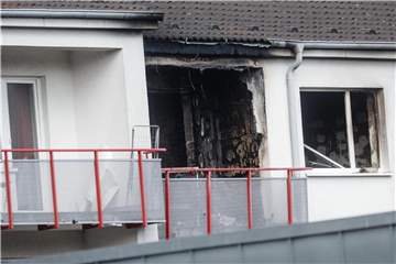 Völlig ausgebrannt: In dieser Wohnung im Hamburger Stadtteil Eißendorf griff der Mann drei Behördenmitarbeiter mit einem Brandsatz an. Foto: Markus Scholz